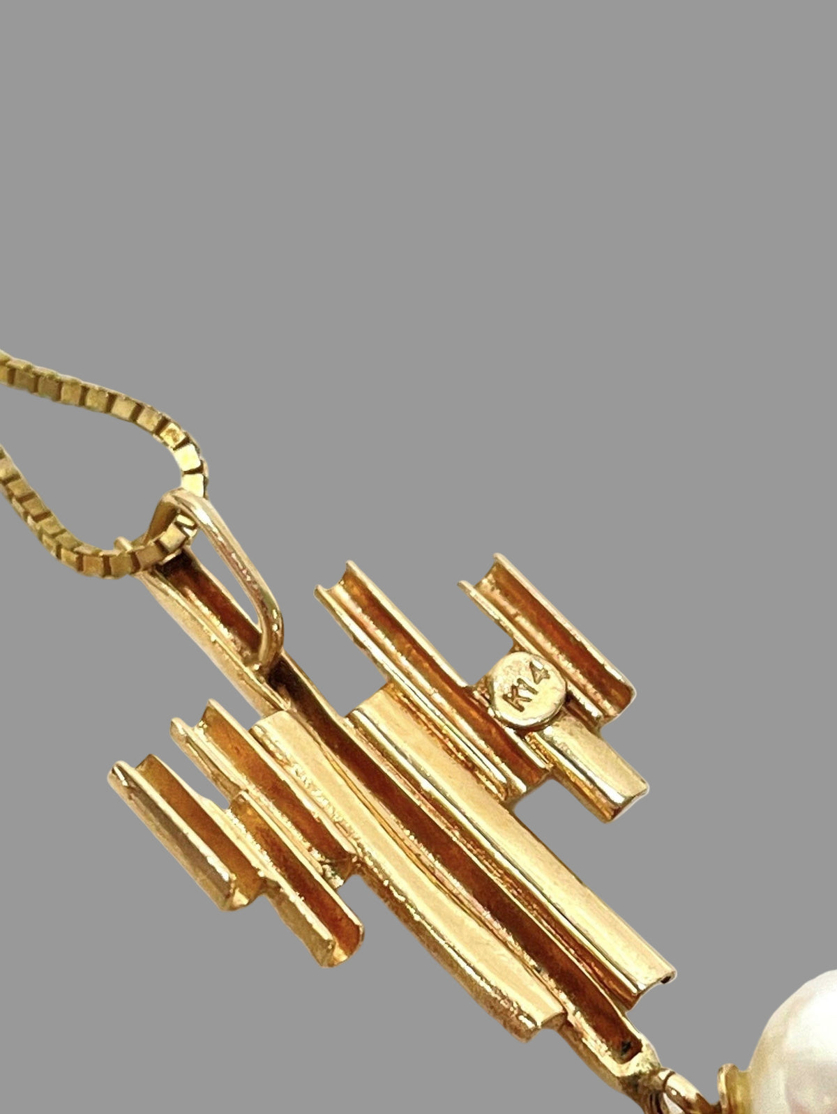 Midcentury Italian gold chain necklace with modernist pearl pendant; K14 stamp to verso.